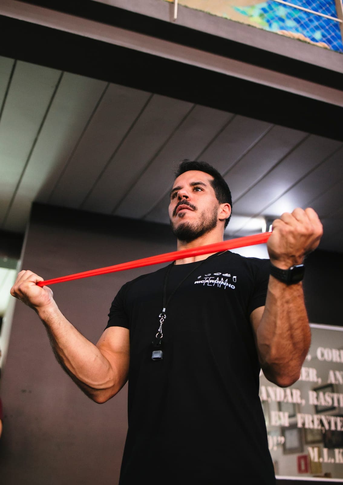 Ricardo orientando um exercício com elástico
